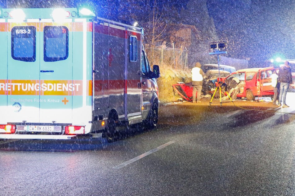 Zwei Personen wurden vom Rettungsdienst in ein Krankenhaus gebracht.