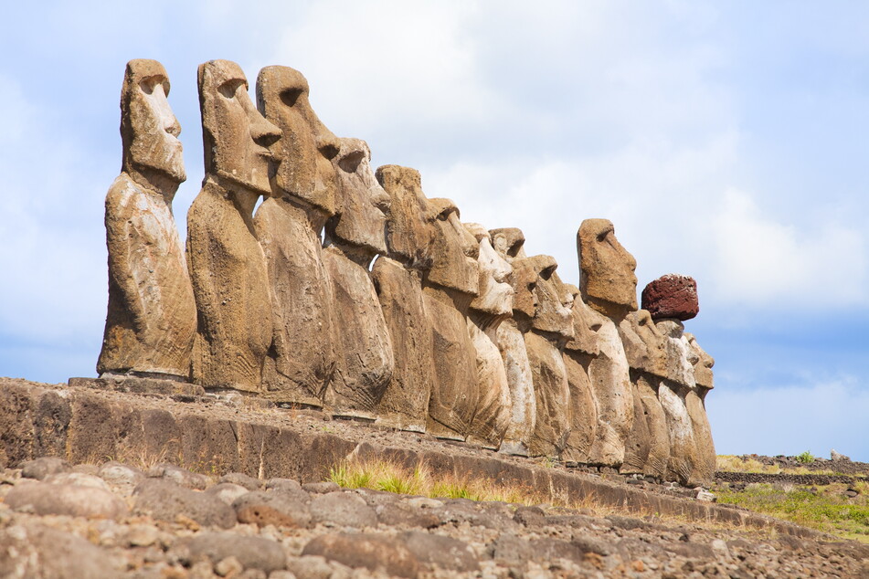 Insgesamt stehen auf der Osterinsel 638 mysteriöse Steinstatuen, die Moai.