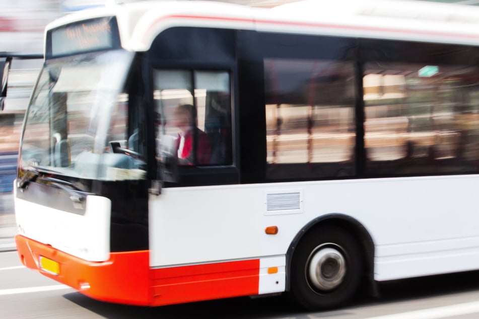 Neben Straßenbahn-Linien sind auch zwei Bus-Linien und eine Nachtbus-Linie von der Straßensperrung in Frankfurt betroffen. (Symbolbild)