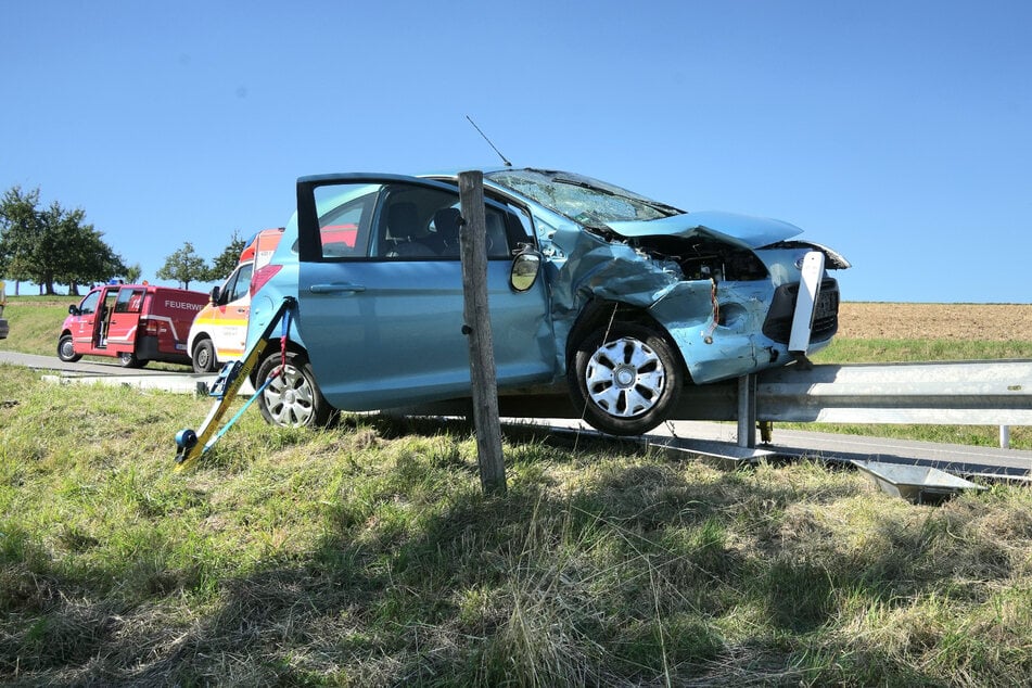 Das Auto der Seniorin kam auf einer Leitplanke zum Stehen.