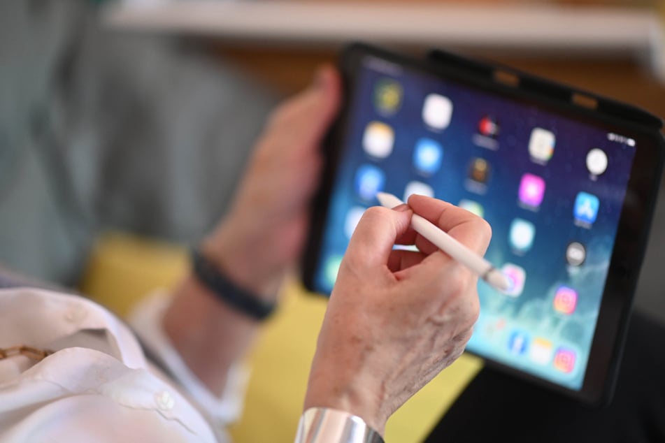 Die Menschen werden immer älter. Wichtig darum, dass man sich auch mit Tablet, Smartphone und Co. auskennt.