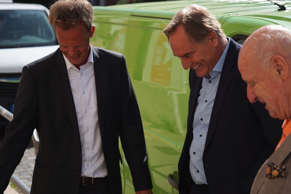 Sterni-Chef Martin Zapf (v.l.), Leipzigs Oberbürgermeister Burkhard Jung und Freiherr Wolf Dietrich Speck von Sternburg amüsierten sich über den fehlenden Buchstaben.