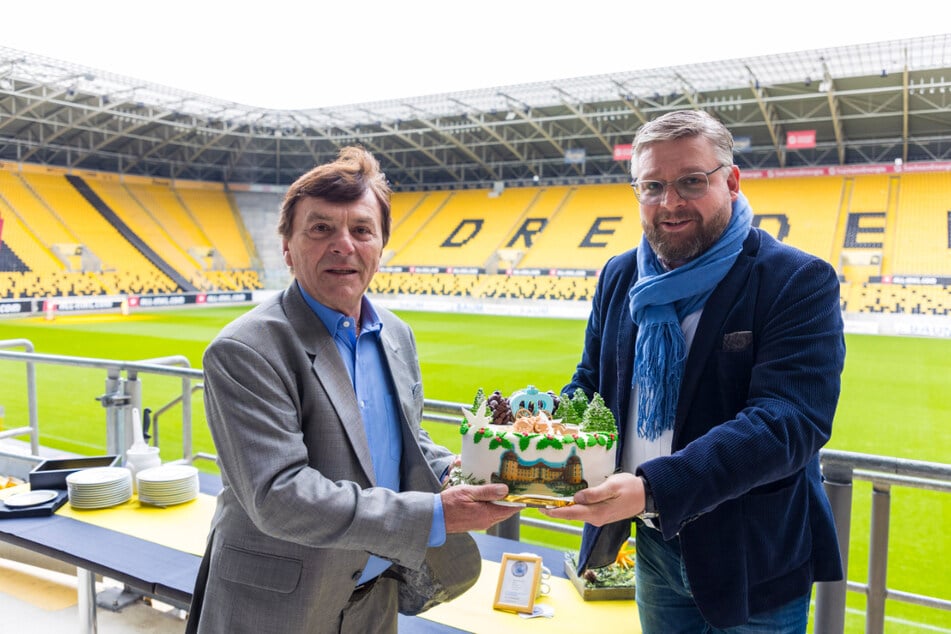 Produzent Thomas Reiche (r.) gratuliert Pavel Trávníček mit einer Haselnusstorte zum Geburtstag.