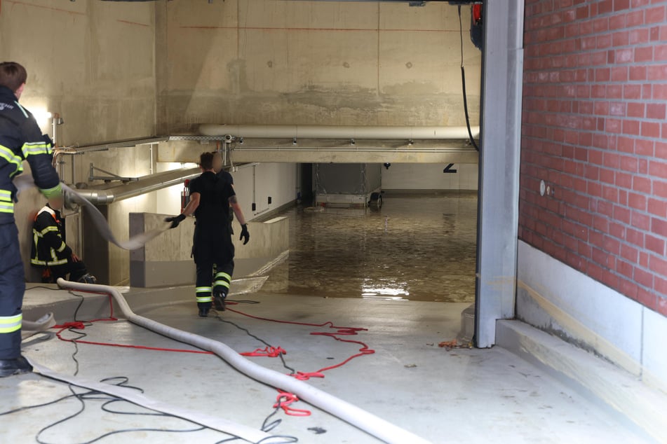 Die Feuerwehr ist weiterhin im Einsatz, um gegen das Wasser anzukämpfen.