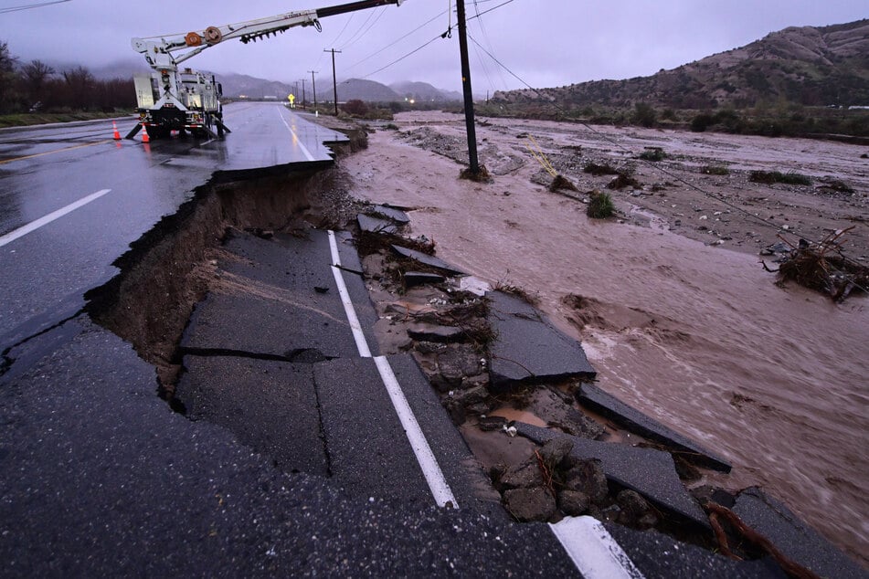 Ein Teil der California State Route 138 wurde von den Fluten weggespült.