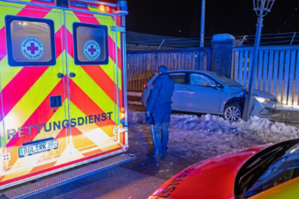 Trotz langer und intensiver Wiederbelebungsversuche der Einsatzkräfte verstarb der 61-jährige Autofahrer noch am Unfallort.