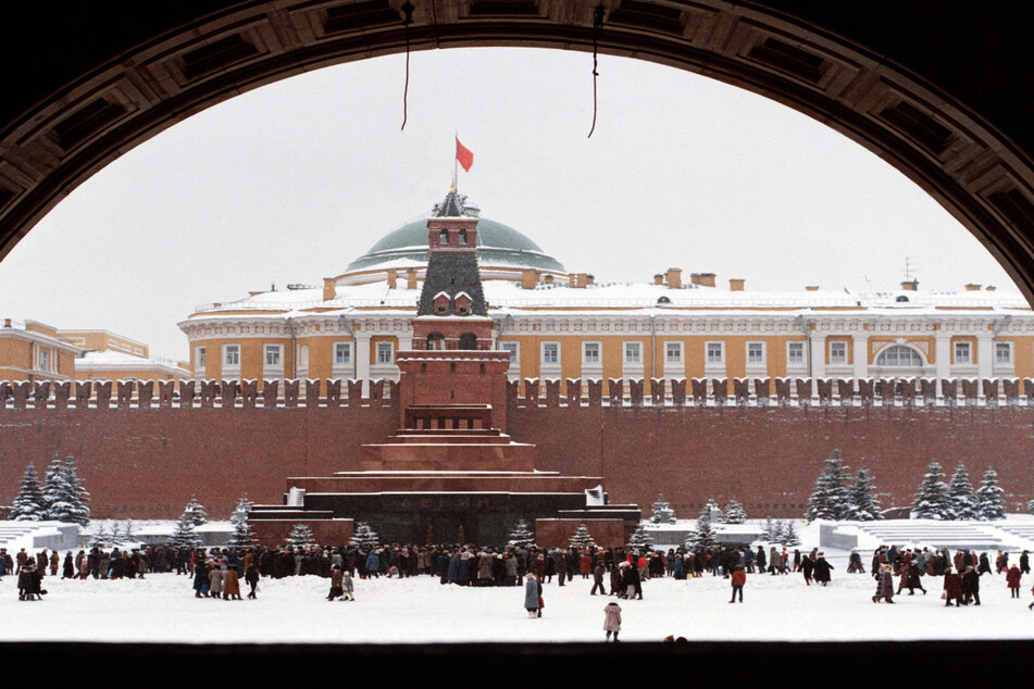 Eigentlich hätte Petrow sofort den Kreml benachrichtigen müssen. Der rote Knopf blieb unberührt.