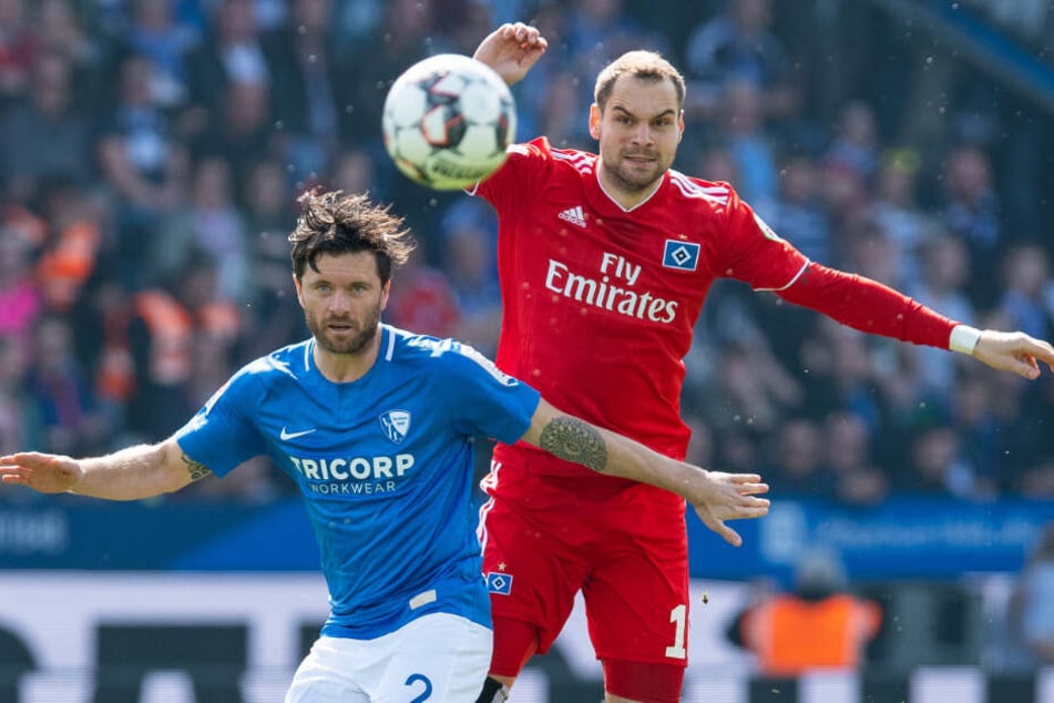 Pierre-Michel Lasogga hat im Duell mit Bochums Abwehrspieler Tim Hoogland das Nachsehen.