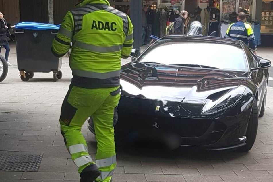 Das Ordnungsamt ließ am Dienstag diesen Ferrari in der Kölner Innenstadt abschleppen.