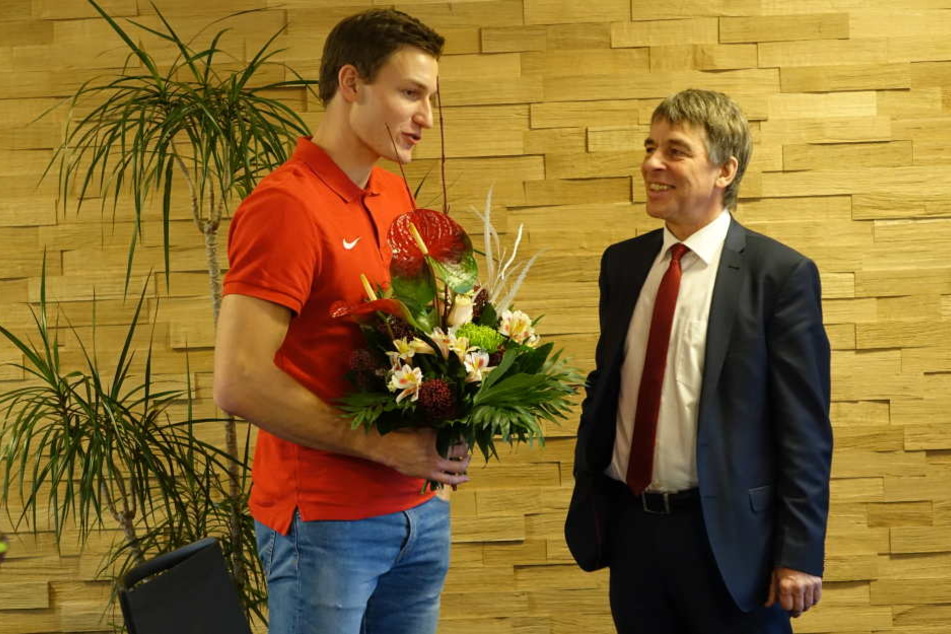 Thomas Röhler (l.) und OB Albrecht Schröter sind sich sicher, dass mit dem Vertrag ein wichtiges Zeichen für die Stadt Jena gesetzt wurde.