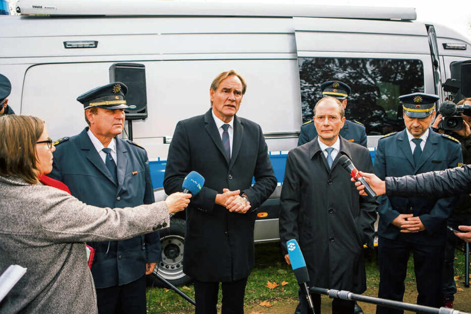 Vor exakt einem Jahr, am 2. November 2017, verkündeten Leipzigs OB Burkhard Jung (SPD, l.) und der damalige Innenminister Markus Ulbig (CDU), dass der Eisenbahnstraßen-Kiez zur Waffenverbotszone werden solle.