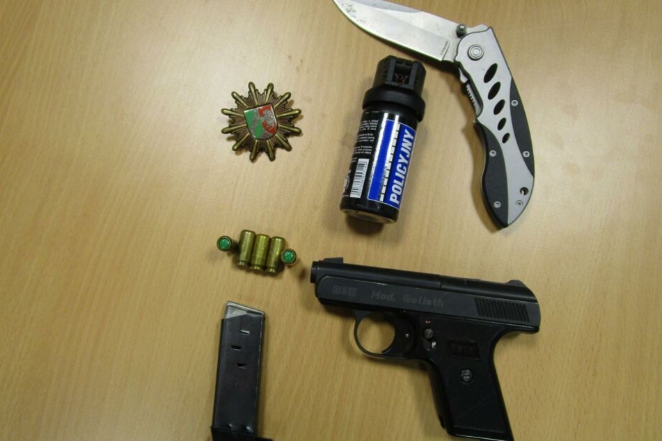 Eine Schreckschusspistole, ein Messer und Reizgas hatte der falsche Polizist auch am Körper