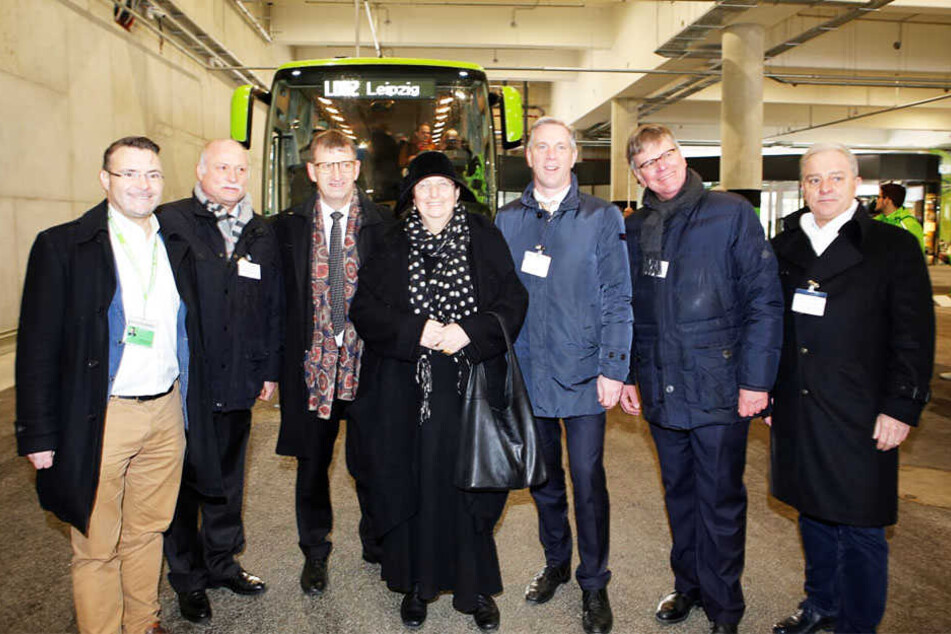 Baubürgermeisterin Dorothee Dubrau mit den Gästen der Eröffnungsfeier am neuen Terminal.