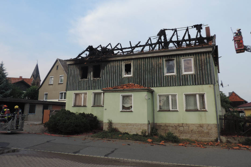 Bis in die Abendstunden waren die Feuerwehrkameraden und 22 Mitarbeiter des tHW damit beschäftigt, den Brand zu löschen, beziehungsweise das Gebäude gegen herabfallende Dachteile zu sichern.