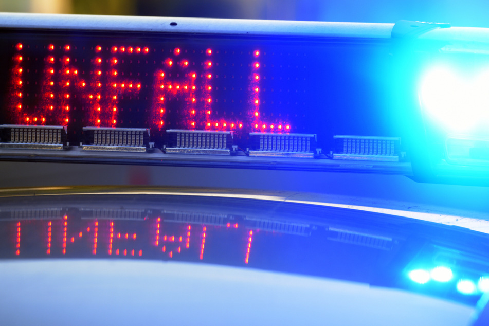 Unfall A8: Unfall auf A8! Fahrer in Lkw eingeklemmt, Autobahn gesperrt
