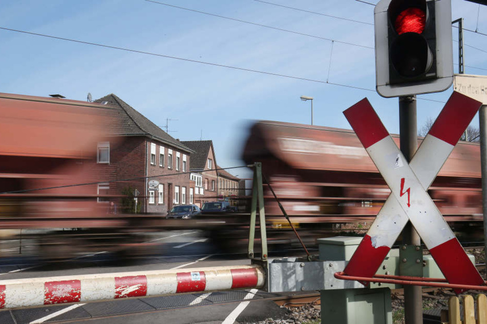 Ein Güterzug fährt über einen Bahnübergang. (Symbolfoto)