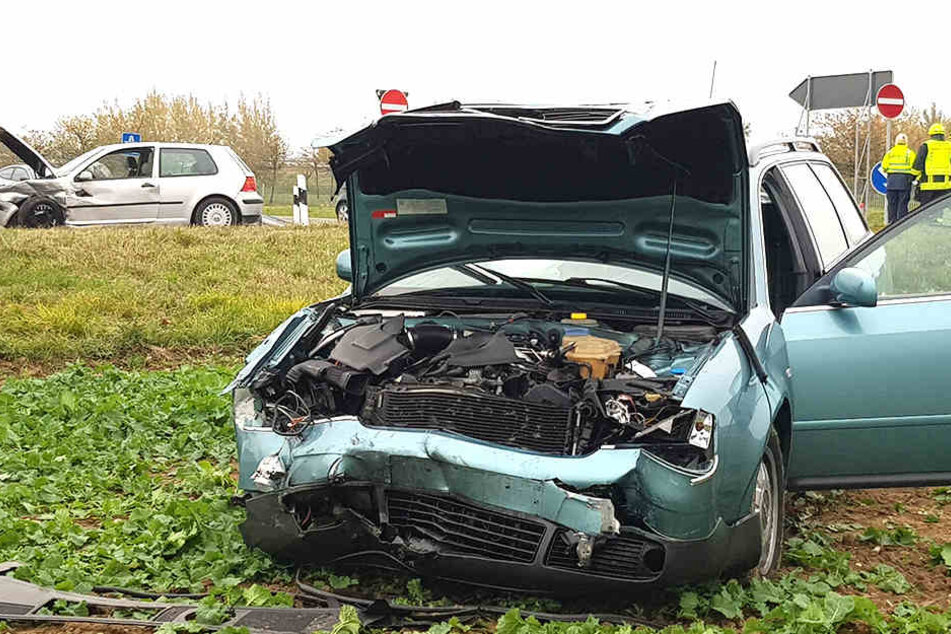 Ein Audi (vorn) und ein VW waren an einer Kreuzungskollision beteiligt.