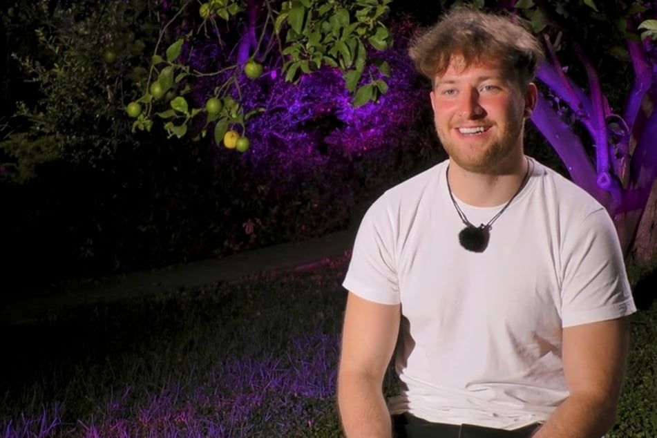 Marcel (24) geht bei den Verführerinnen auf Abstand.