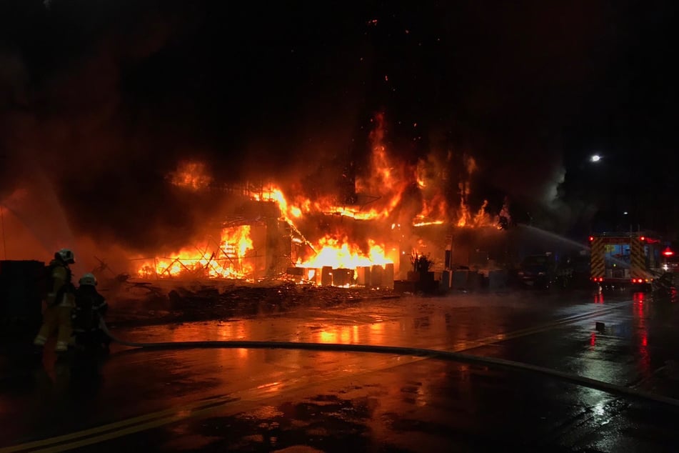 Flammen schlagen aus einem brennenden 13-stöckigen Geschäfts- und Wohngebäude in der Innenstadt.