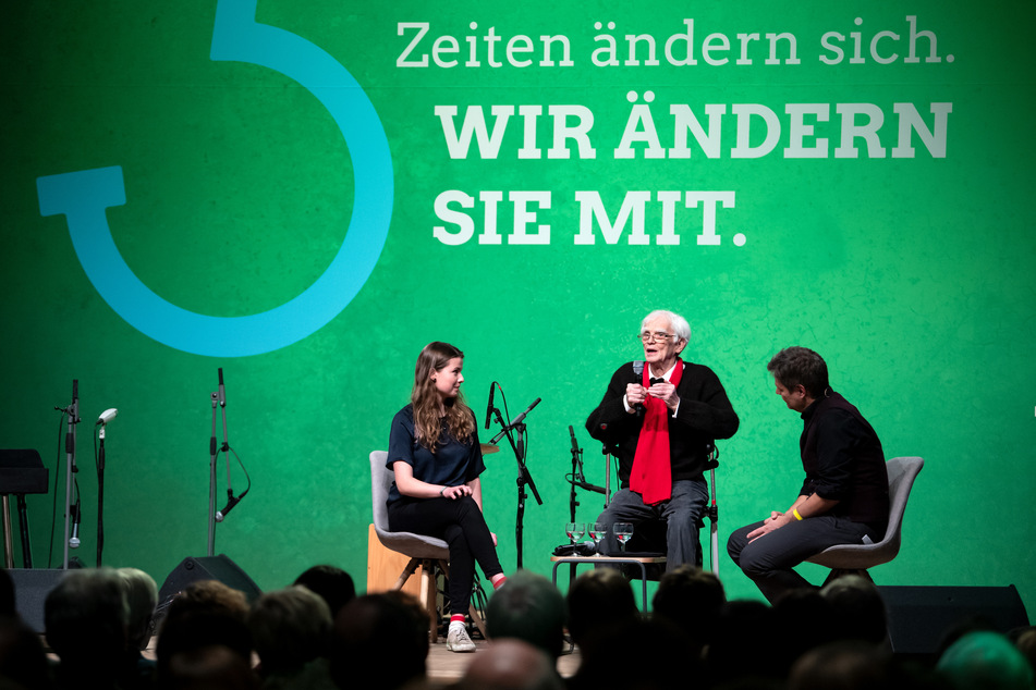 Luisa Neubauer (l-r), Hans-Christian Ströbele und Robert Habeck, Bundesvorsitzender von Bündnis 90/Die Grünen, diskutieren miteinander in Berlin.