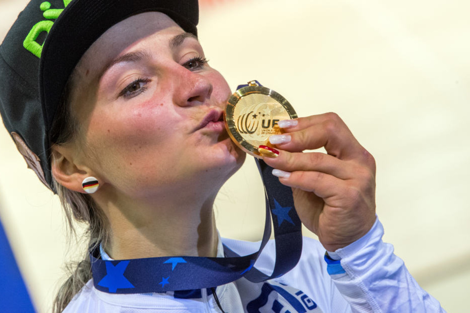 Kristina Vogel mit ihrer Goldmedaille.