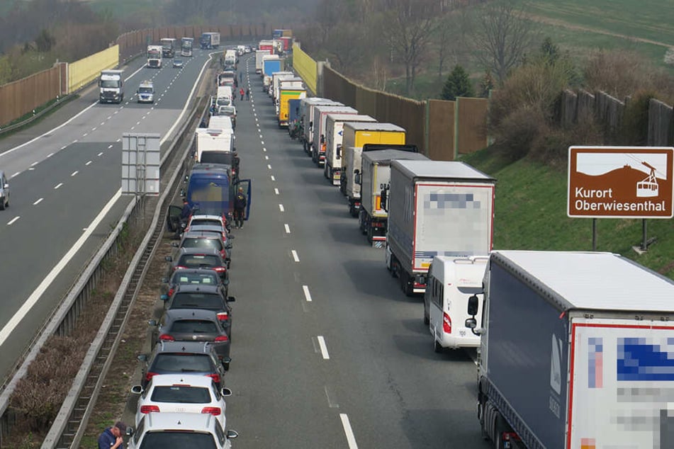 Die Autobahn musste nach dem Unfall gesperrt werden, es gab einen langen Stau.