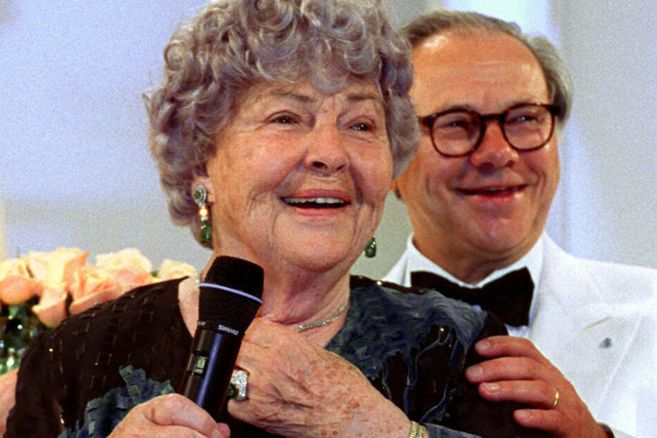 1999 in Baden-Baden: Gerührt hält die Verlegerin Aenne Burda bei der Feier zu ihrem 90. Geburtstag eine Ansprache, hinter ihr legt Sohn Hubert der Jubilarin den Arm auf die Schulter.