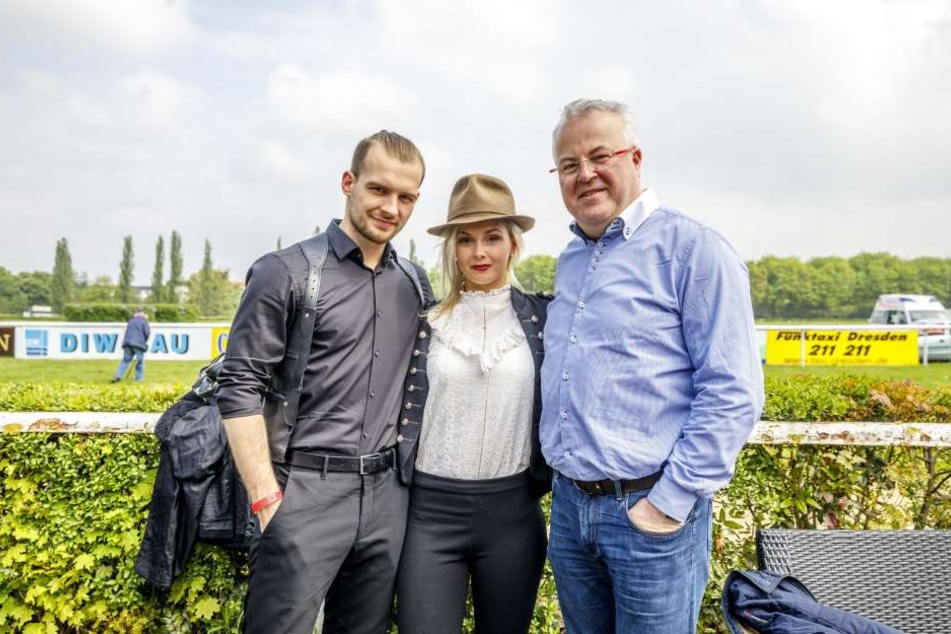 Beim Aufgalopp der Morgenpost klappte die Kommunikation noch: Eric Stehfest
mit seiner Frau Edith und Event-Profi Frank Schröder (v.l.).