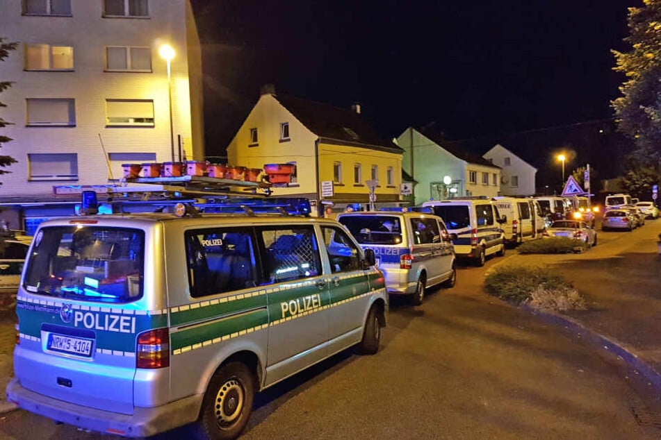 Die Polizei rückte mit mehreren Fahrzeugen an.