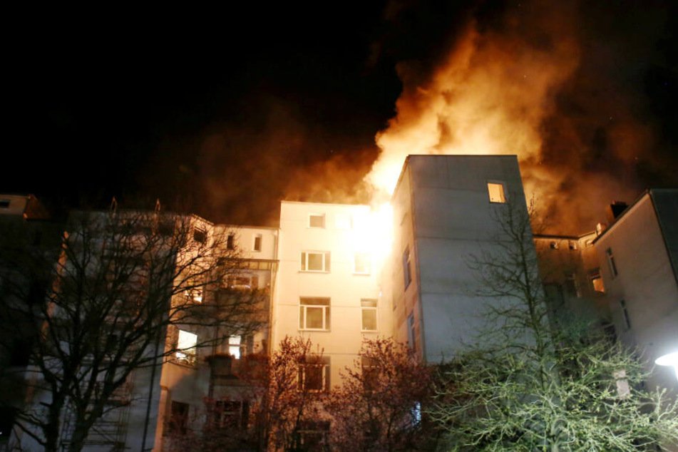 Das Dachgeschoss eines Wohnhauses steht lichterloh in Flammen.