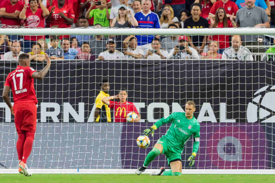 Torhüter Manuel Neuer (33) von Bayern hält einen Ball im Spiel gegen Real Madrid in Houston.