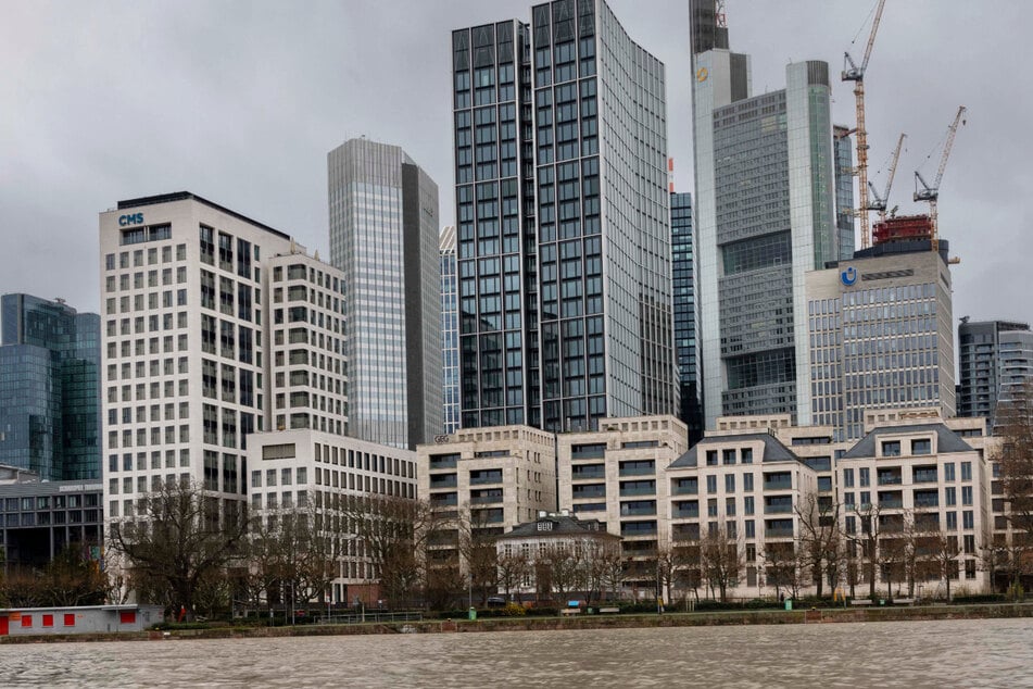 Der Sonntag in Frankfurt und Hessen soll stark bewölkt beginnen, doch zum Nachmittag hin soll der Himmel sich aufheitern. (Archivfoto)