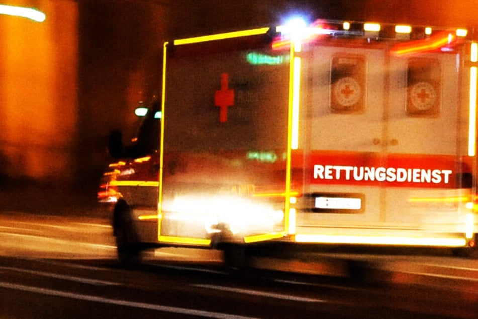 Die Rettungskräfte mussten die Unfallopfer ins Krankenhaus bringen. (Symbolbild)