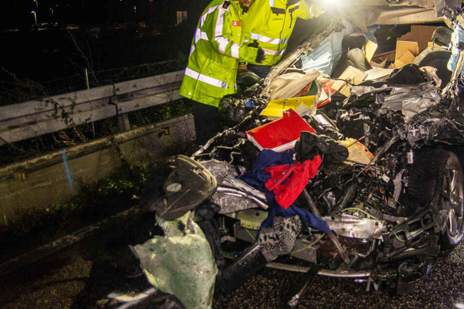 Das Auto wurde bei dem Crash völlig zerstört.