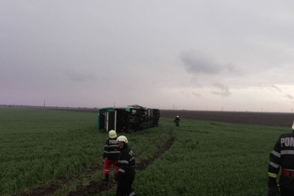 Dieser Reisebus wurde vom Tornado durch die Luft gewirbelt.