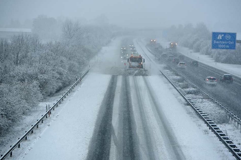 Winterdienst auf der A4 auf Höhe AS Bautzen-Ost.