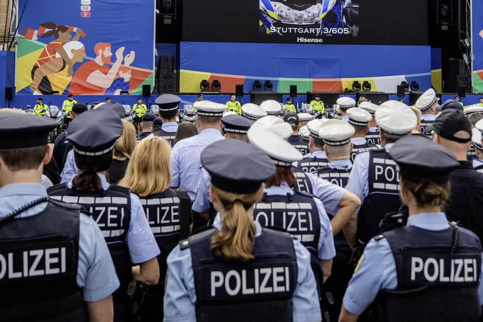 Hunderte Polizisten versammelten sich in Stuttgart.