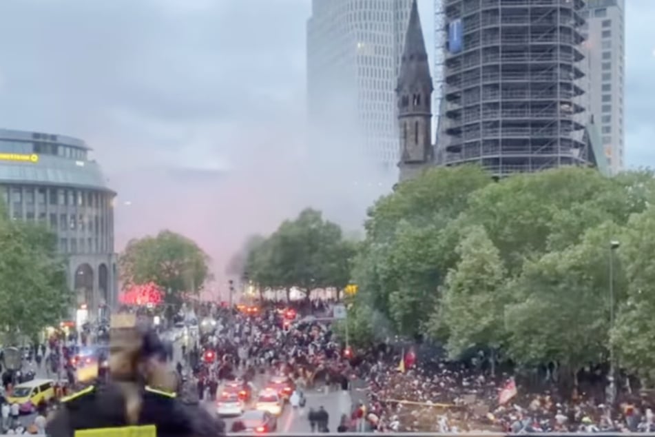 Bis zu 2500 Galatasaray-Fans feierten am Breitscheidplatz. Nicht immer blieb es friedlich.