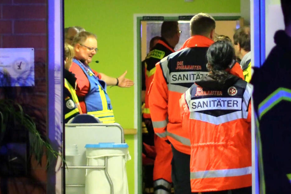 Sanitäter betreten das Seniorenwohnheim.