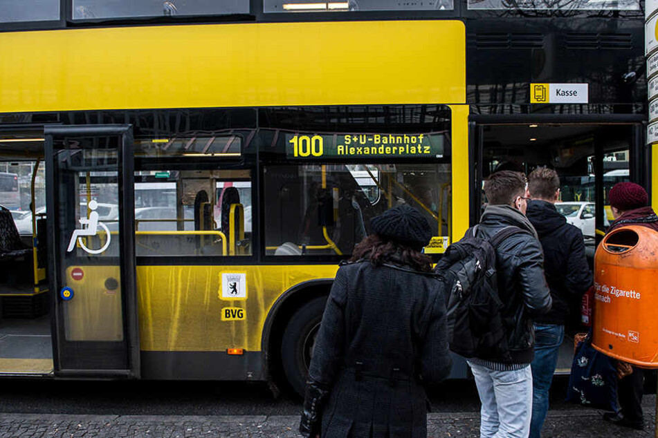 Ein Busfahrer hat eine ältere Frau aus dem Bus geschmissen. Sie hat einen dunkelhäutigen Mann den einzigen freien Sitzplatz verweigert. (Symbolbild)