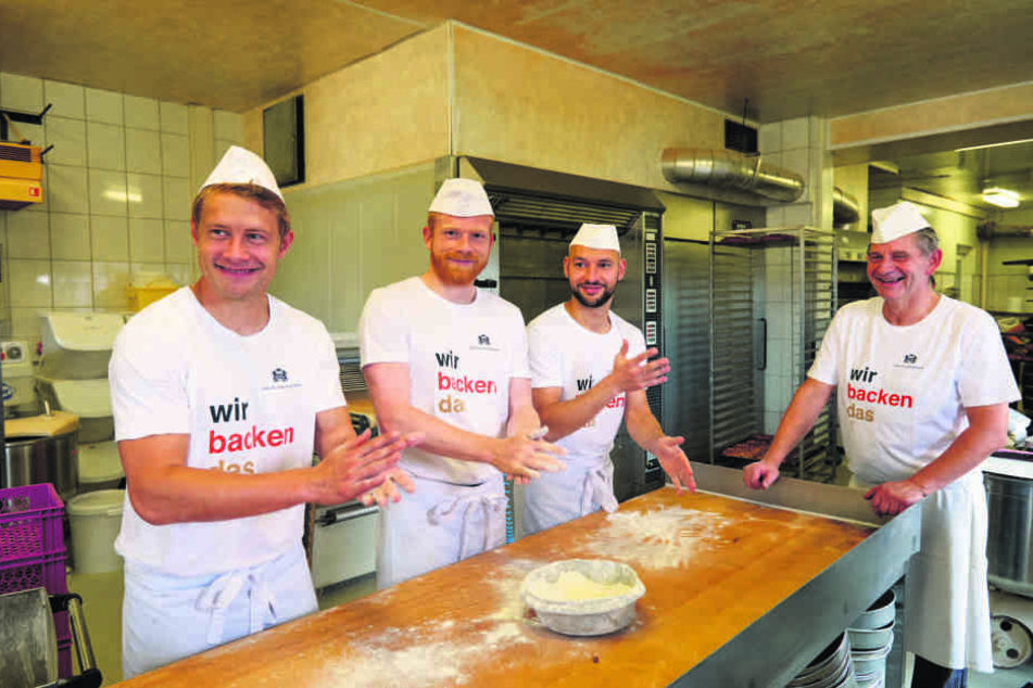 Fußballer backen Stollen: (v.l.) Jan Hochscheidt, Fabian Kalig und Philipp Riese und Bäckermeister Falk Schellenberger (58).