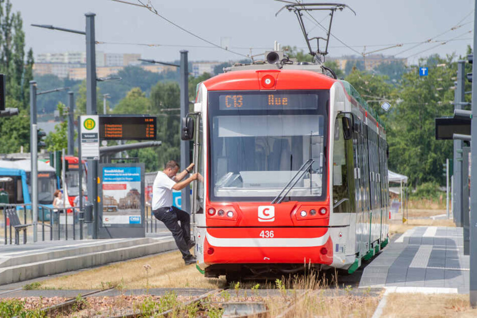Da zwei Brücken auf der Bahnstrecke Chemnitz-Aue baufällig sind, kommt es zu Straßensperrungen.