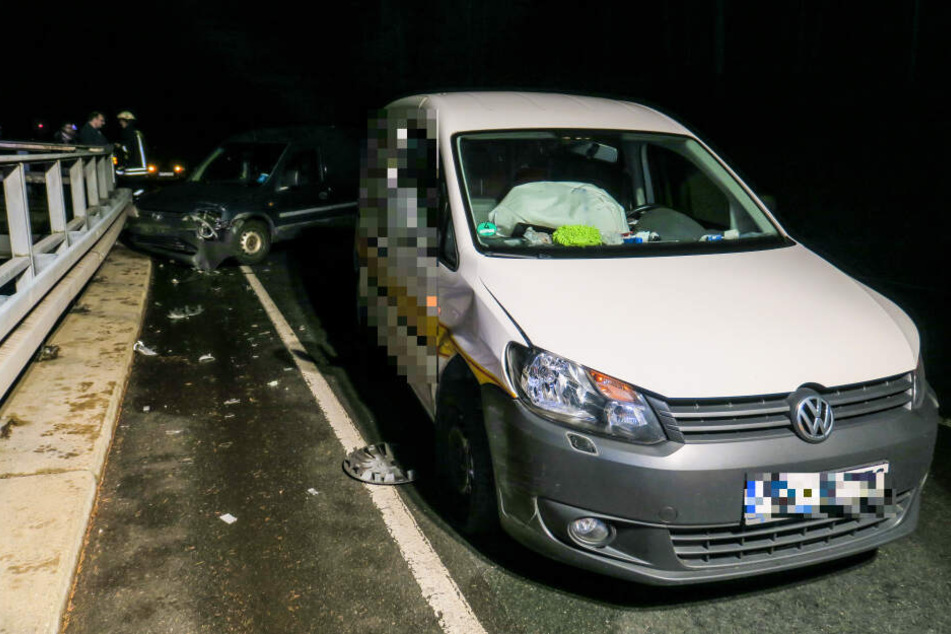 Einer der Fahrer wurde in ein Krankenhaus gebracht.