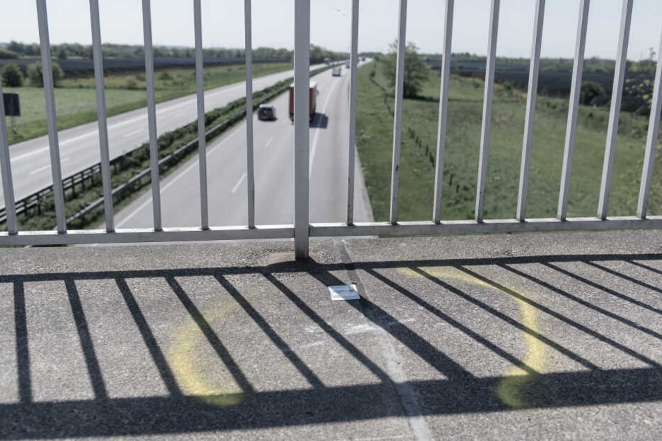 Markierungen auf einer Brücke über der Autobahn A7 erinnern an einen Steinwurf von einer Autobahnbrücke auf der A7 bei Flensburg. Die Fahrerin des Wagens war schwer verletzt worden.