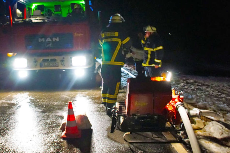 Mit einem kilometerlangen Wasserschlauch retteten die Feuerwehreinsatzkräfte die Tiere vor dem Verdursten.