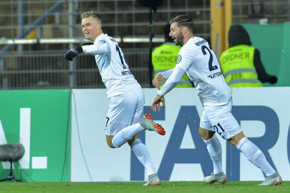 Der König und sein Thronfolger: Marvin Plattenhardt (r.) freut sich mit Mittelstädt (l.) über sein wichtiges Tor im DFB-Pokal gegen den SV Darmstadt 98.