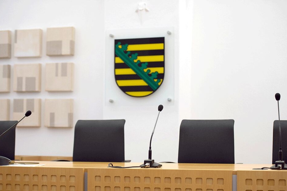 Noch schlichter ist das Staatswappen, das etwa im Oberverwaltungsgericht in Bautzen hängt.