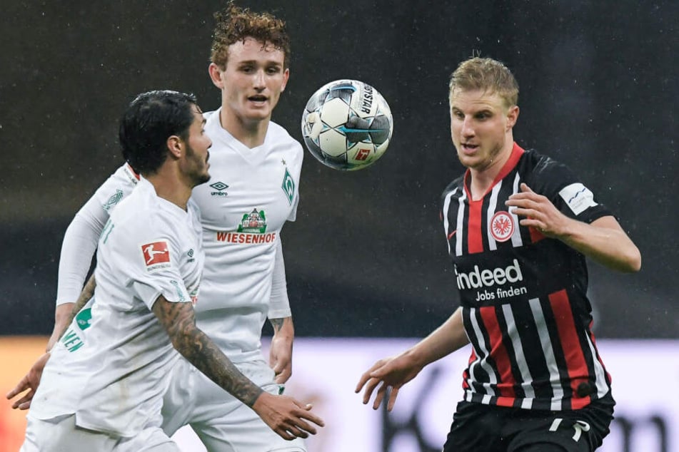 Eintrachts Martin Hinteregger (Re.) im Kampf um den Ball mit den Bremern Josh Sargent (Mi.) und Leonardo Bittencourt im Bundesliga-Hinspiel im Oktober 2019.