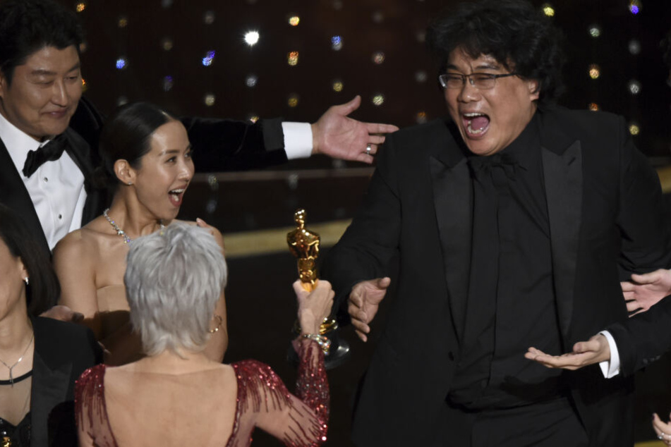 Bong Joon Ho, Regisseur des Films "Parasite" erhält den Oscar für den besten Film.