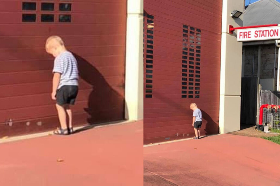 Der kleine Jozeph lehnt traurig mit dem Kopf gegen das Rolltor einer Feuerwehr.